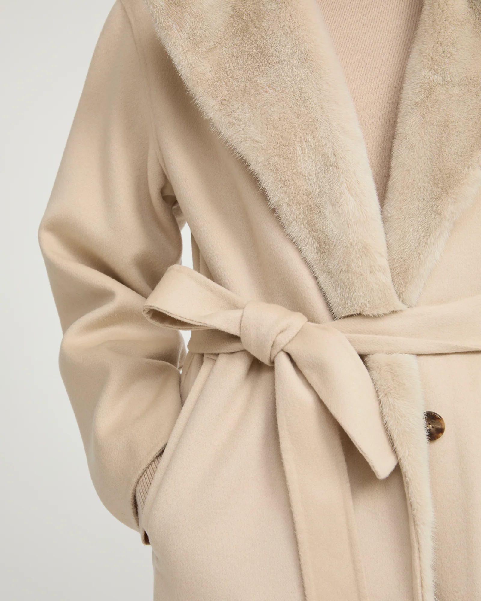 Manteau long en lainage cachemire et fourrure de vison - Image 4