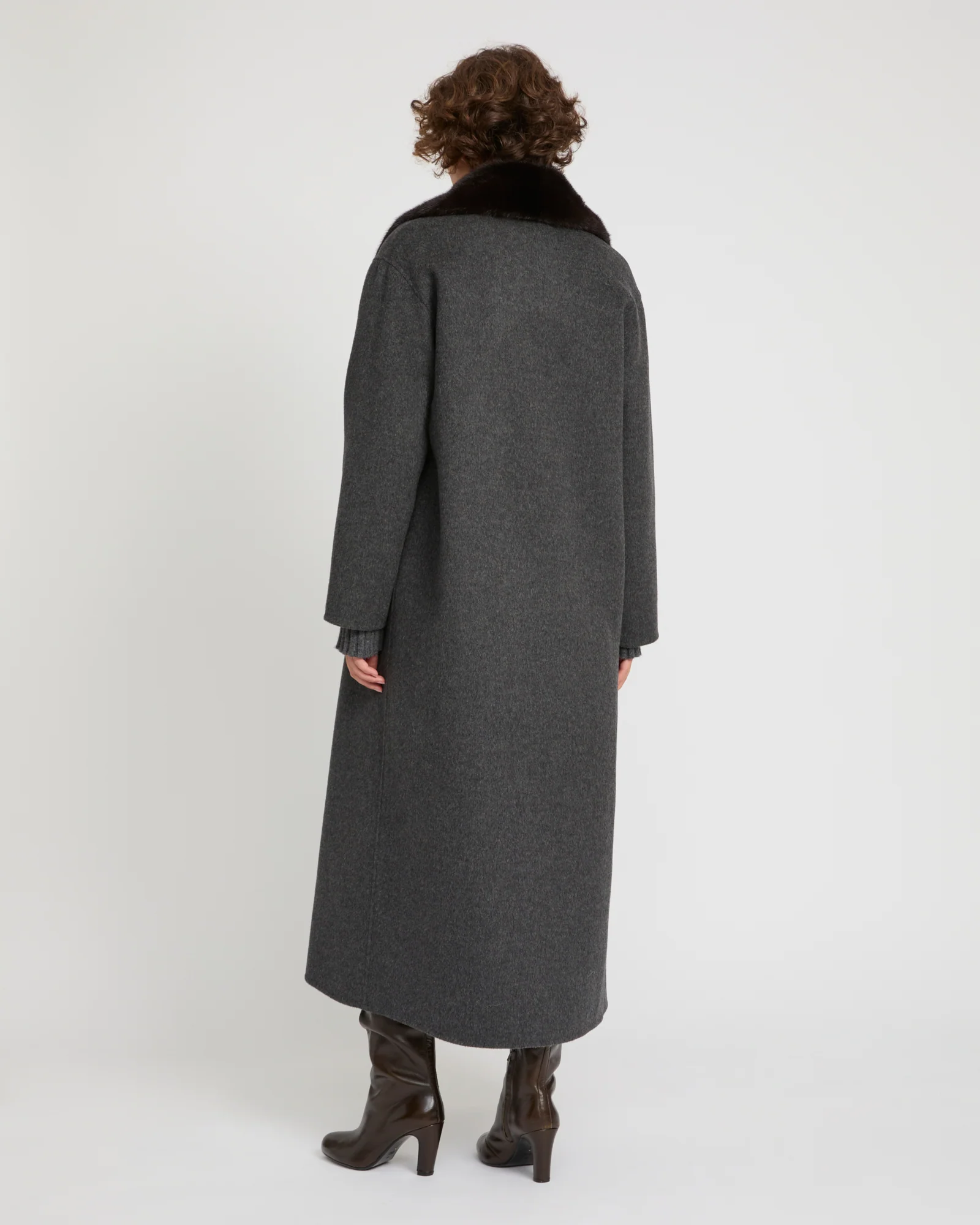 Manteau long en lainage cachemire et fourrure de vison - Image 4
