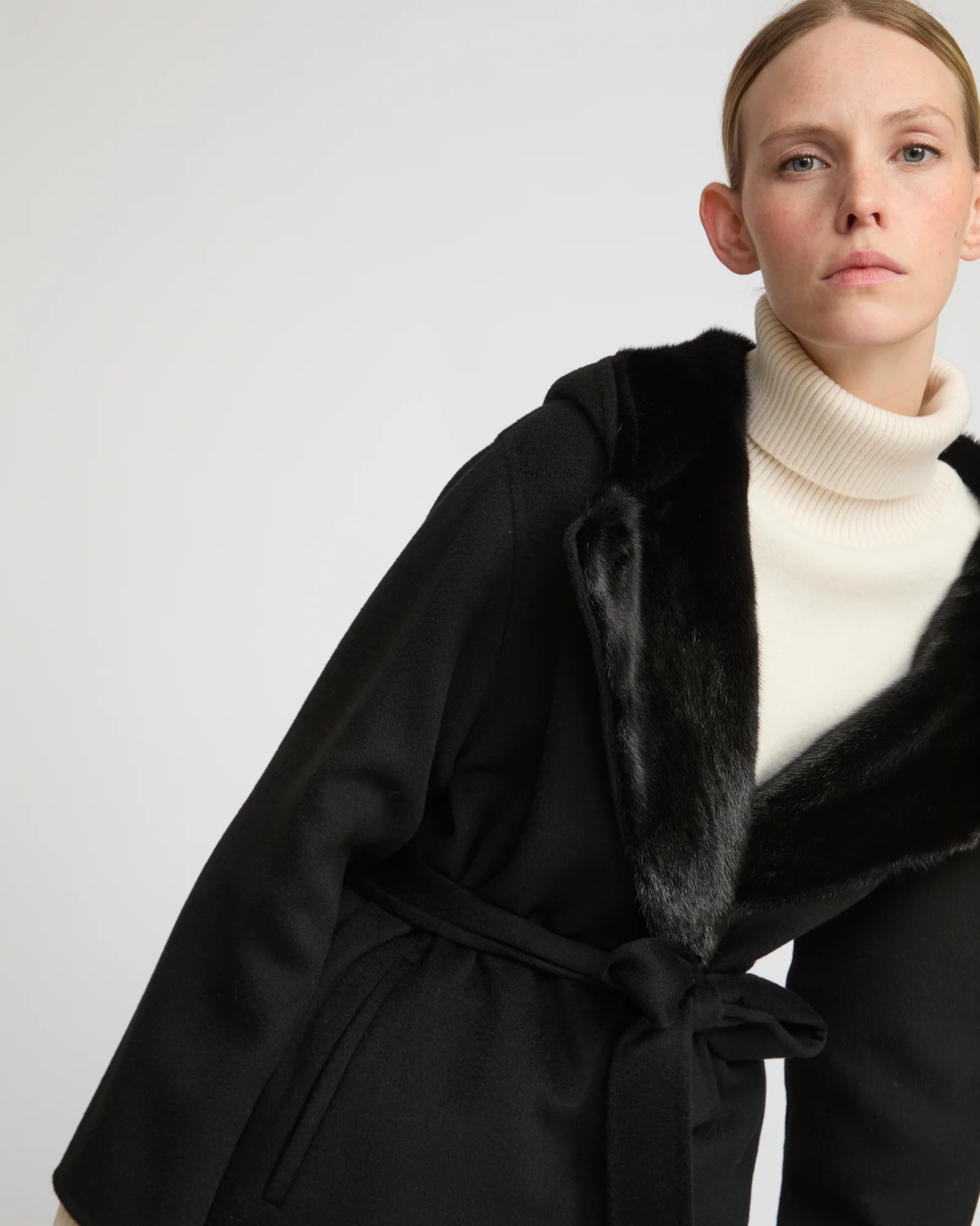 Manteau long en lainage cachemire double face et fourrure de vison - Image 3