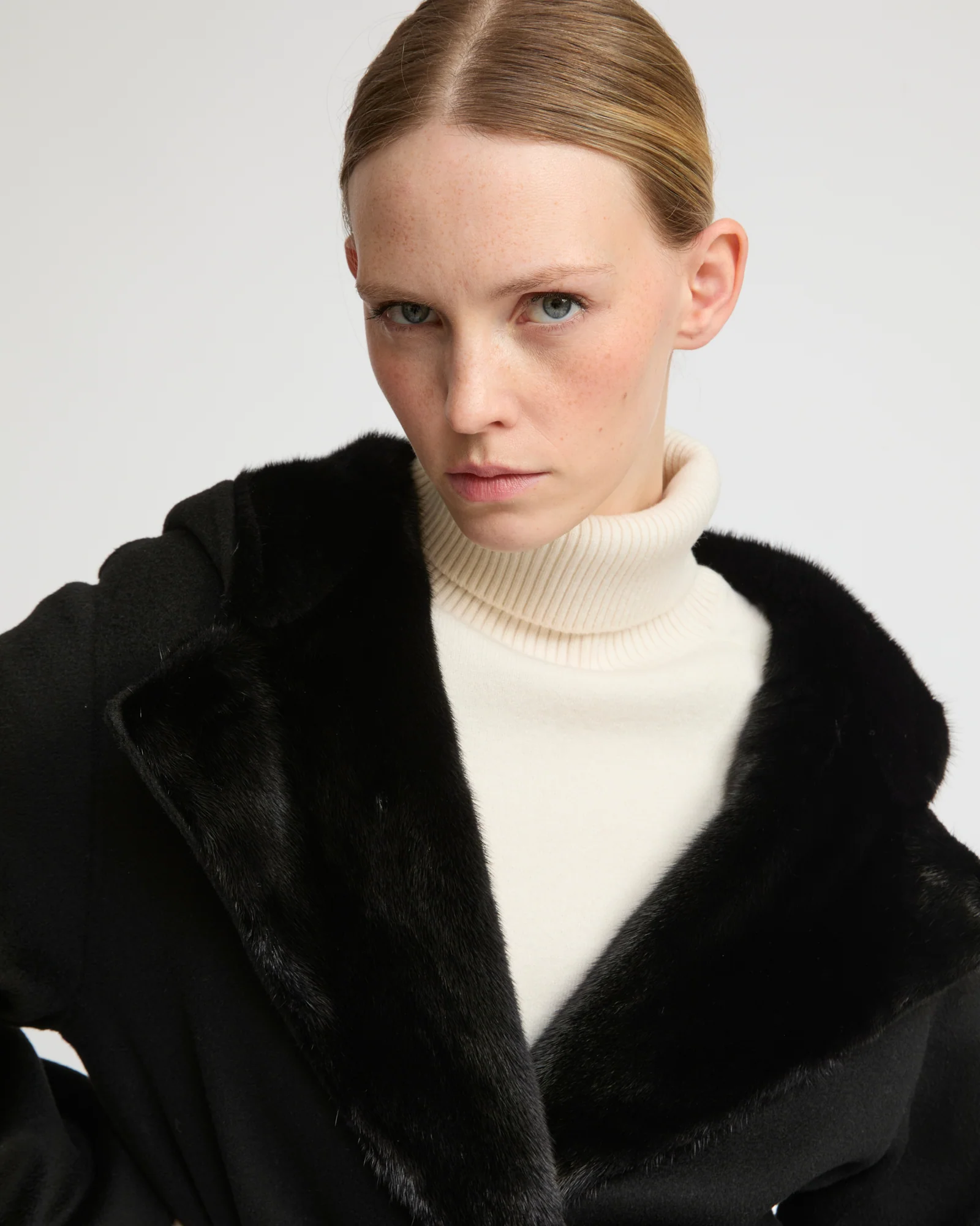 Manteau long en lainage cachemire double face et fourrure de vison - Image 5