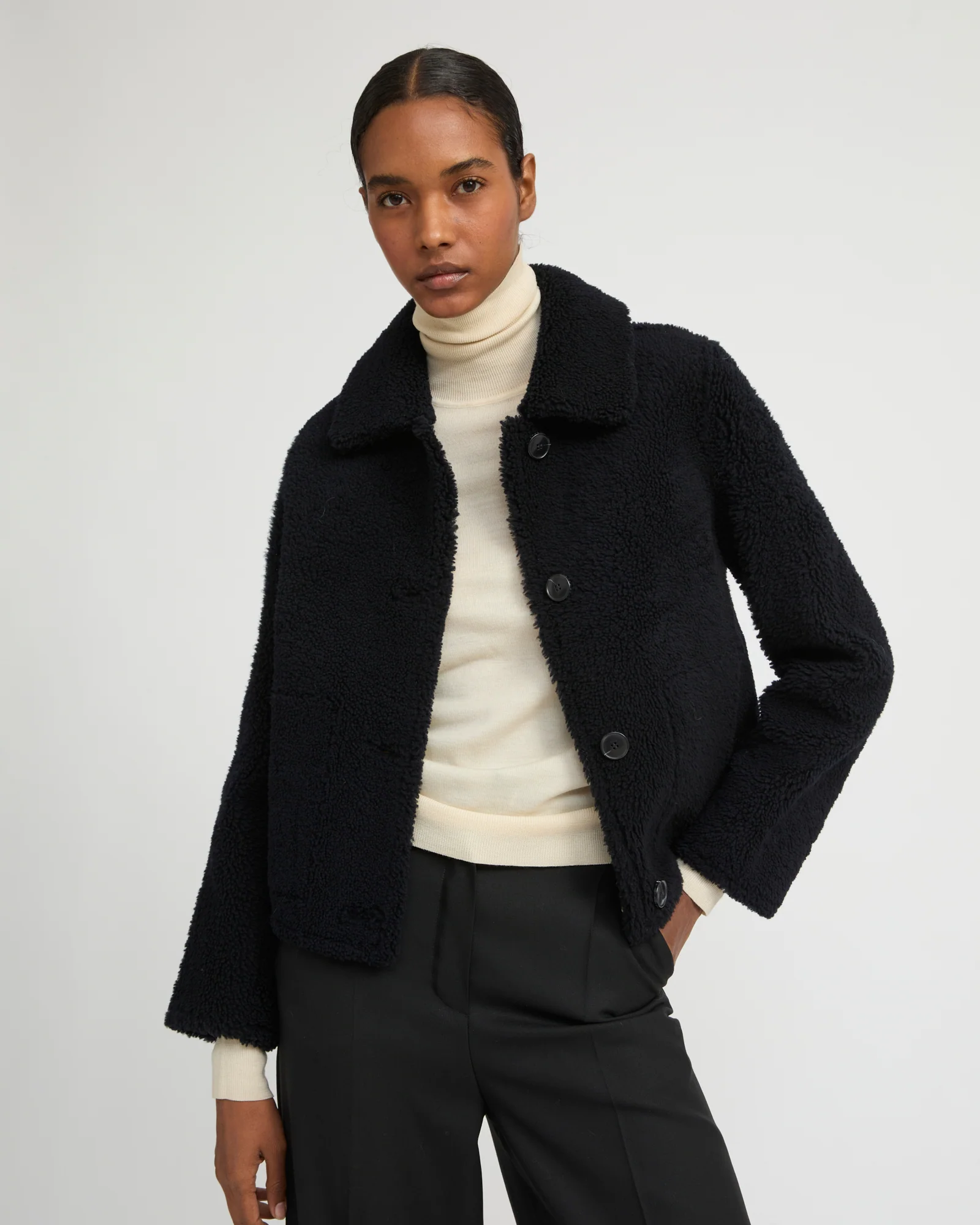 Veste courte boutonnée en agneau Mérinos