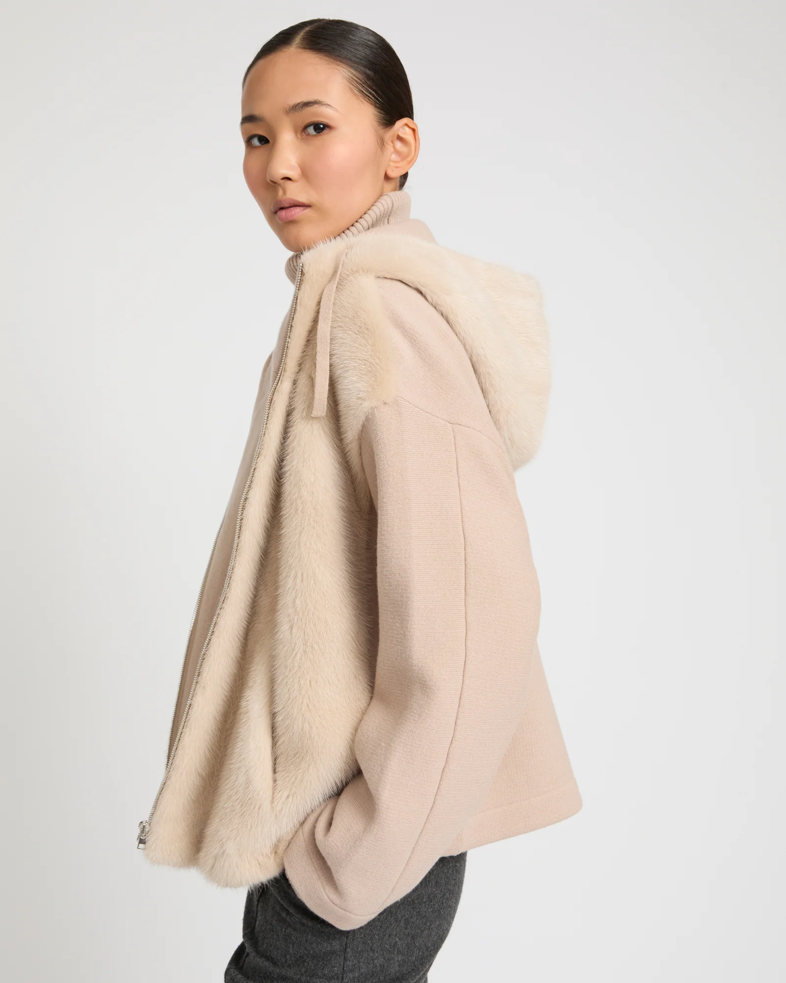 Veste à capuche en vison et tissu technique