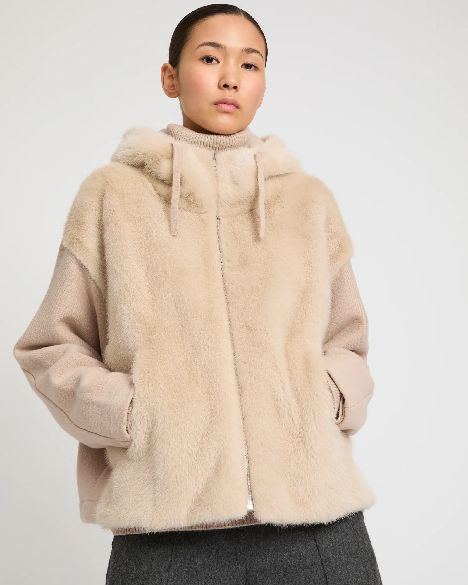 Veste à capuche en vison et tissu technique - Image 3