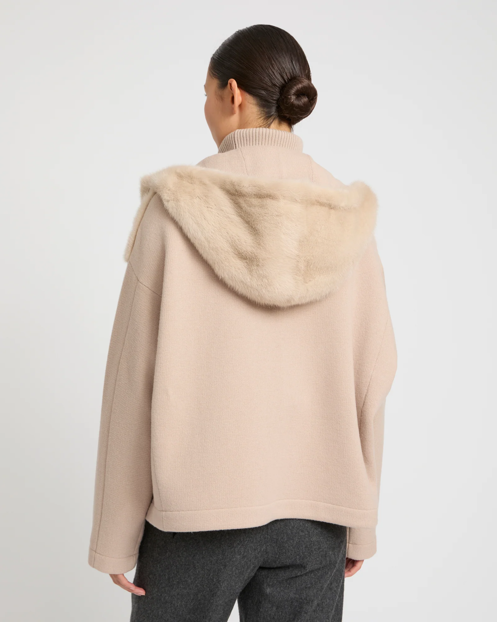 Veste à capuche en vison et tissu technique - Image 4