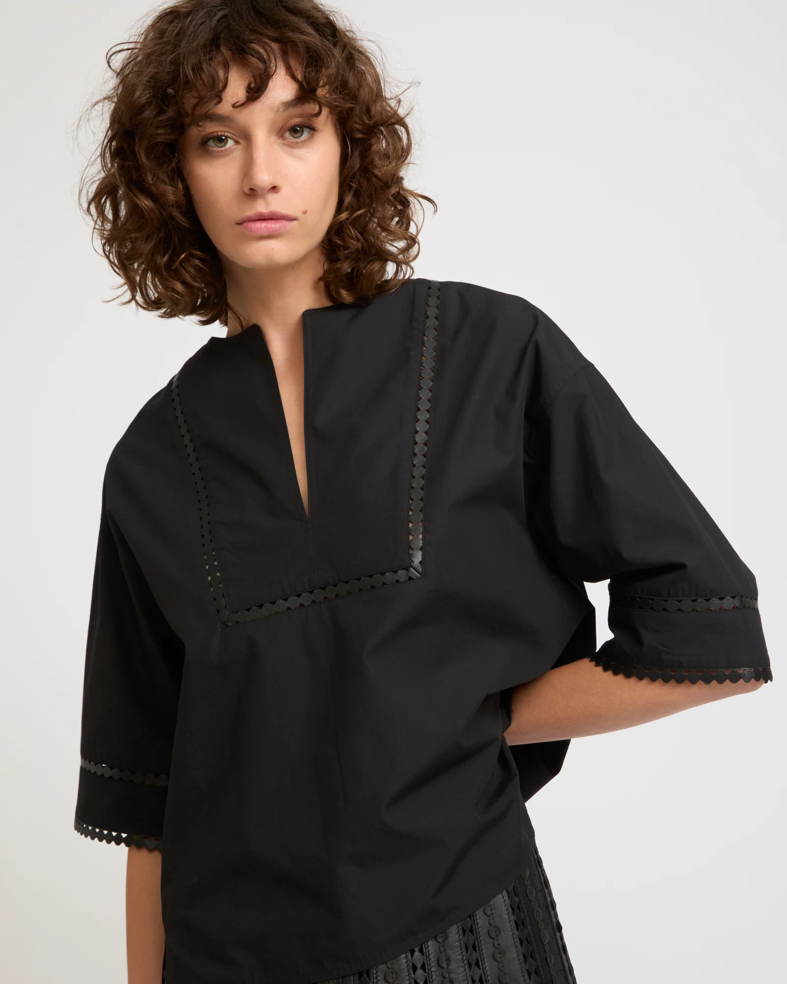 Blouse à manches courtes en popeline de coton et détails cuirs