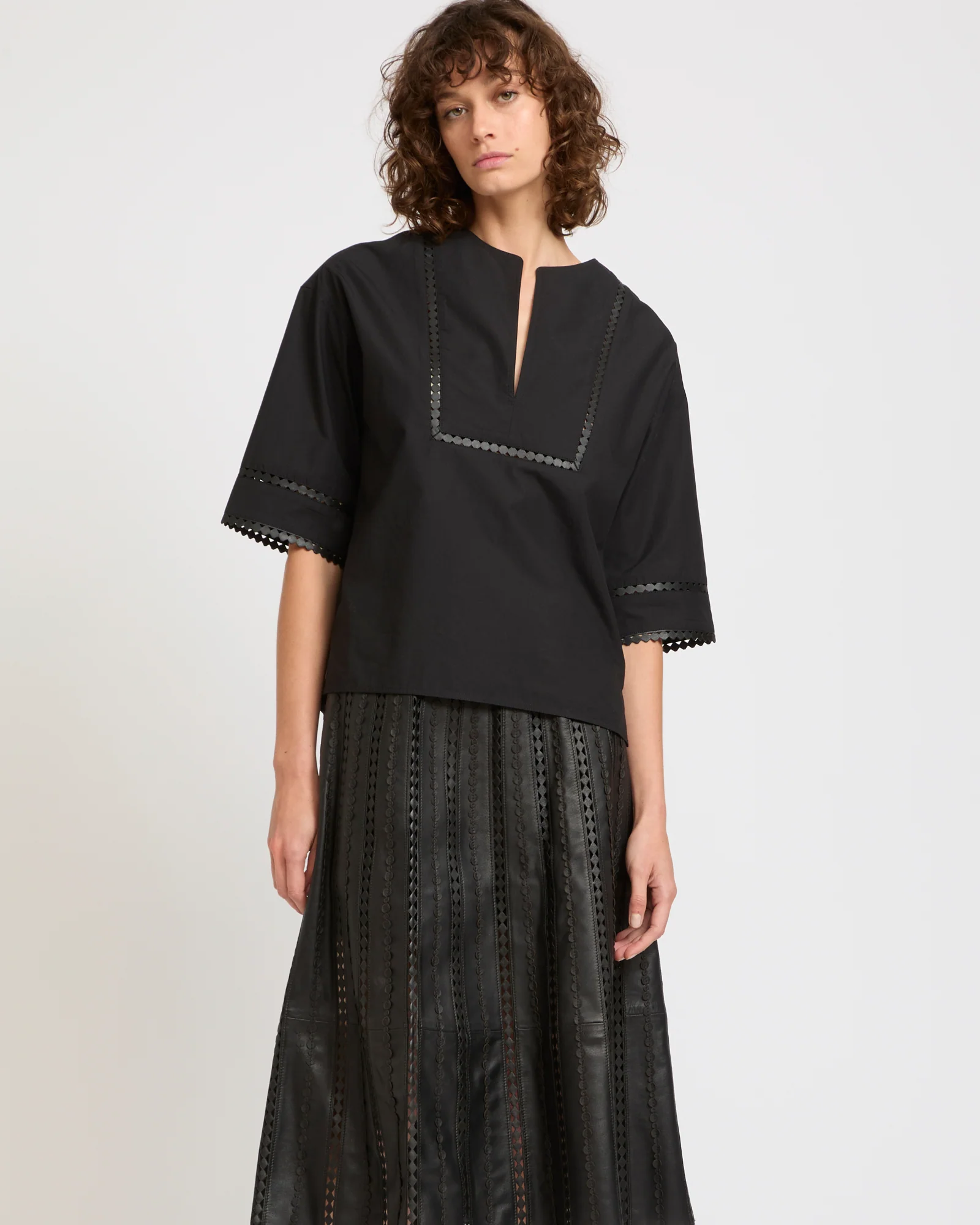 Blouse à manches courtes en popeline de coton et détails cuirs - Image 2