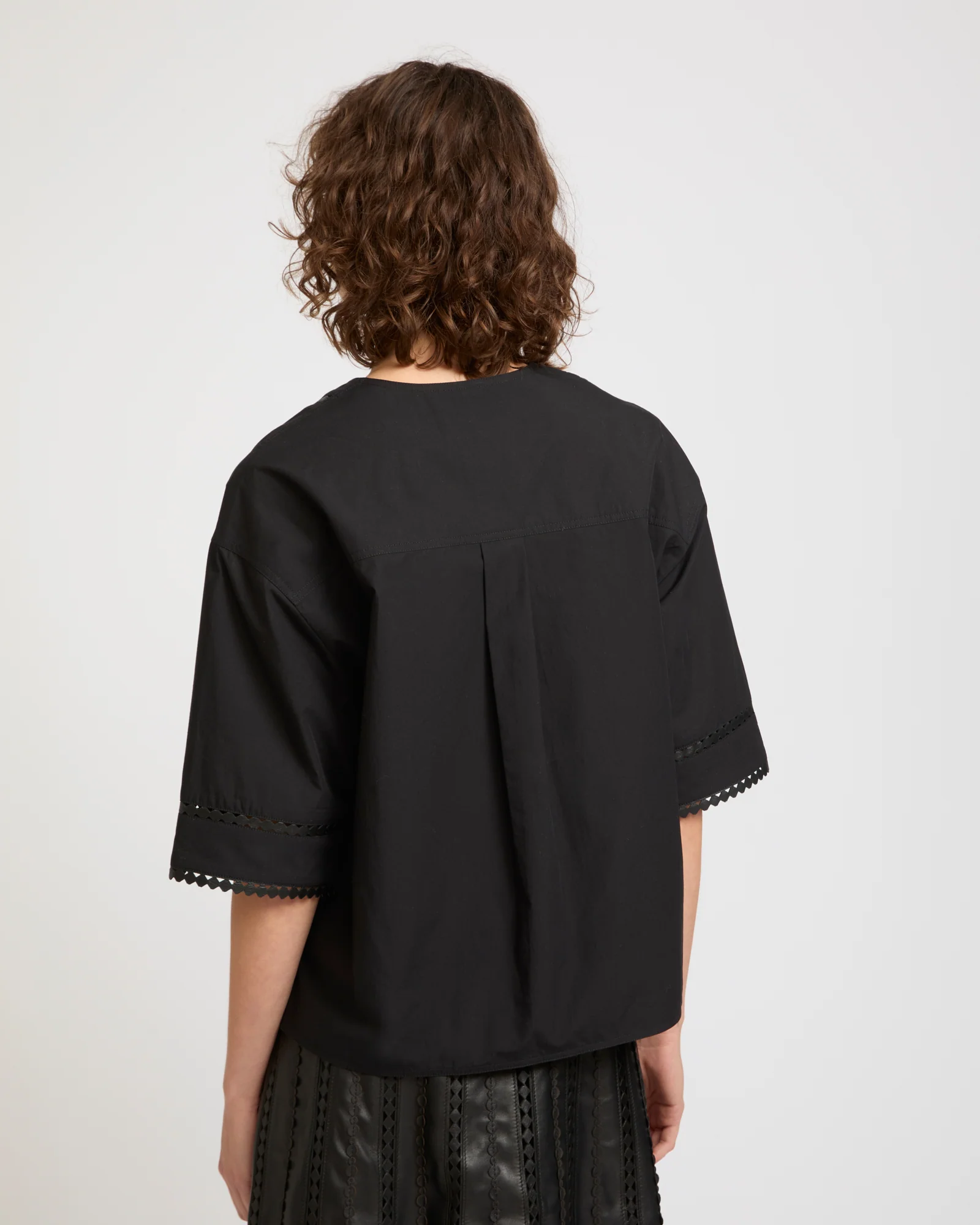 Blouse à manches courtes en popeline de coton et détails cuirs - Image 3