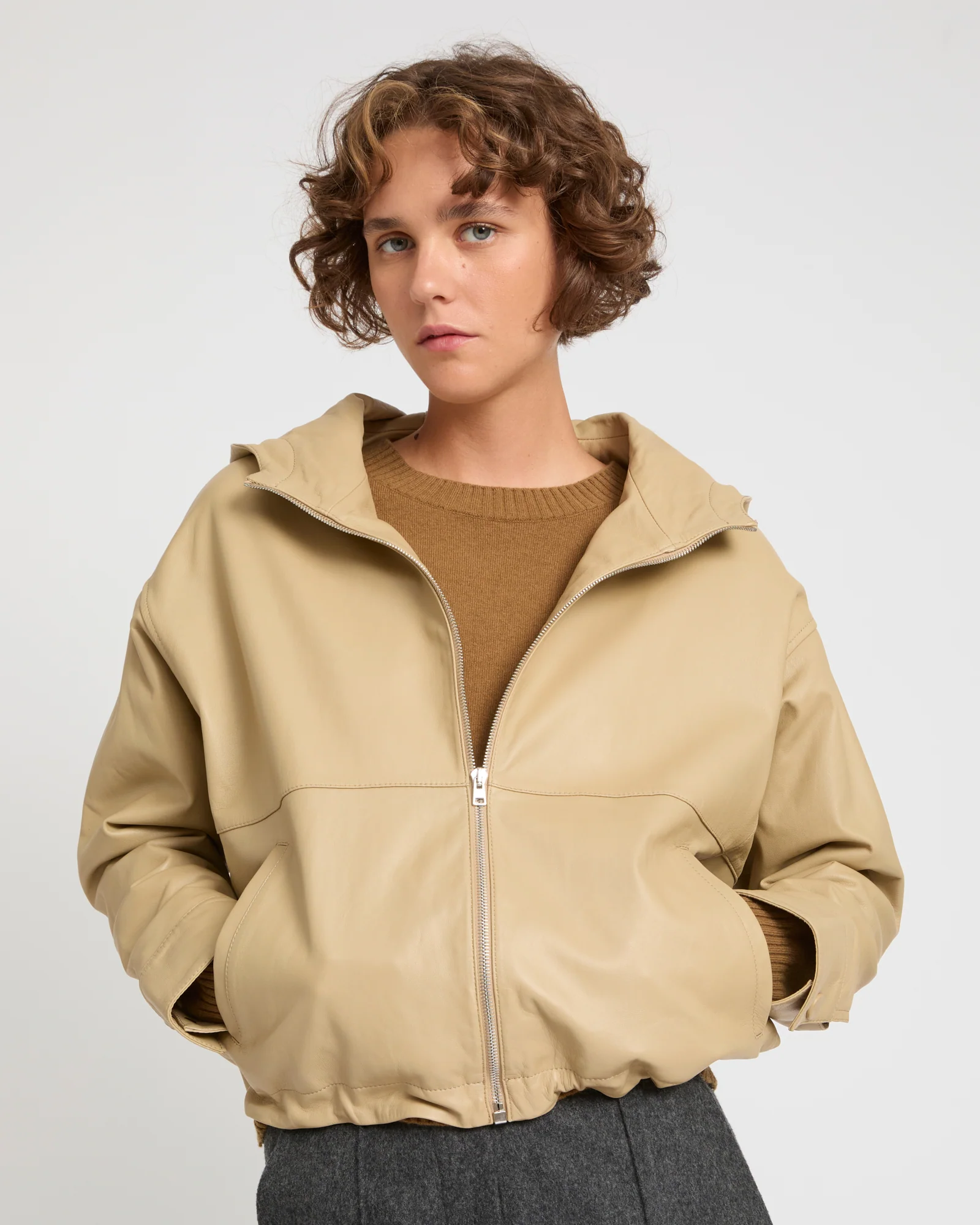Blouson à capuche en cuir d'agneau - Image 2