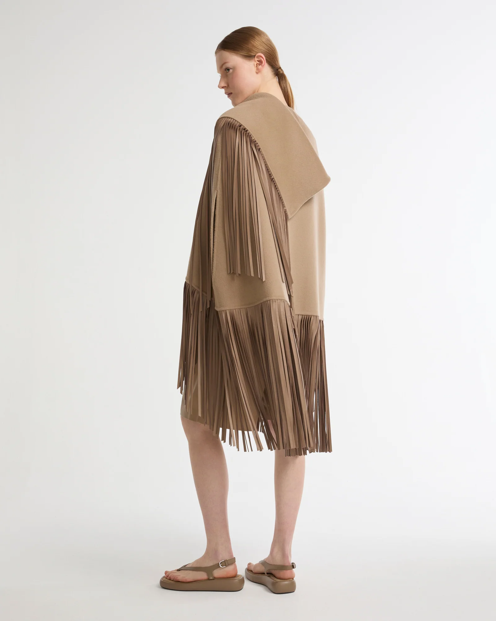 Cape courte asymétrique en lainage cachemire et franges en cuir - Image 2