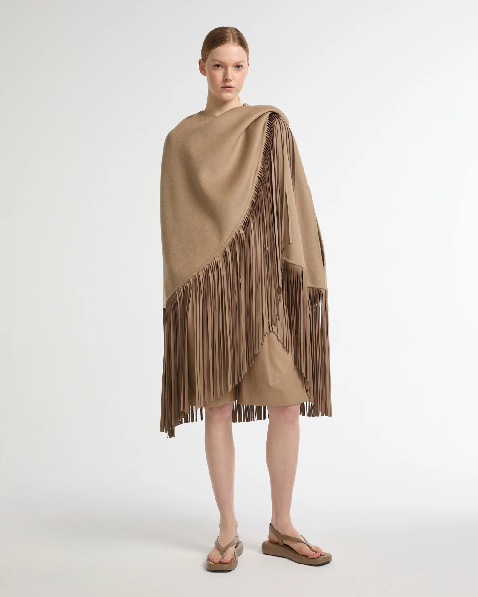 Cape courte asymétrique en lainage cachemire et franges en cuir - Image 3