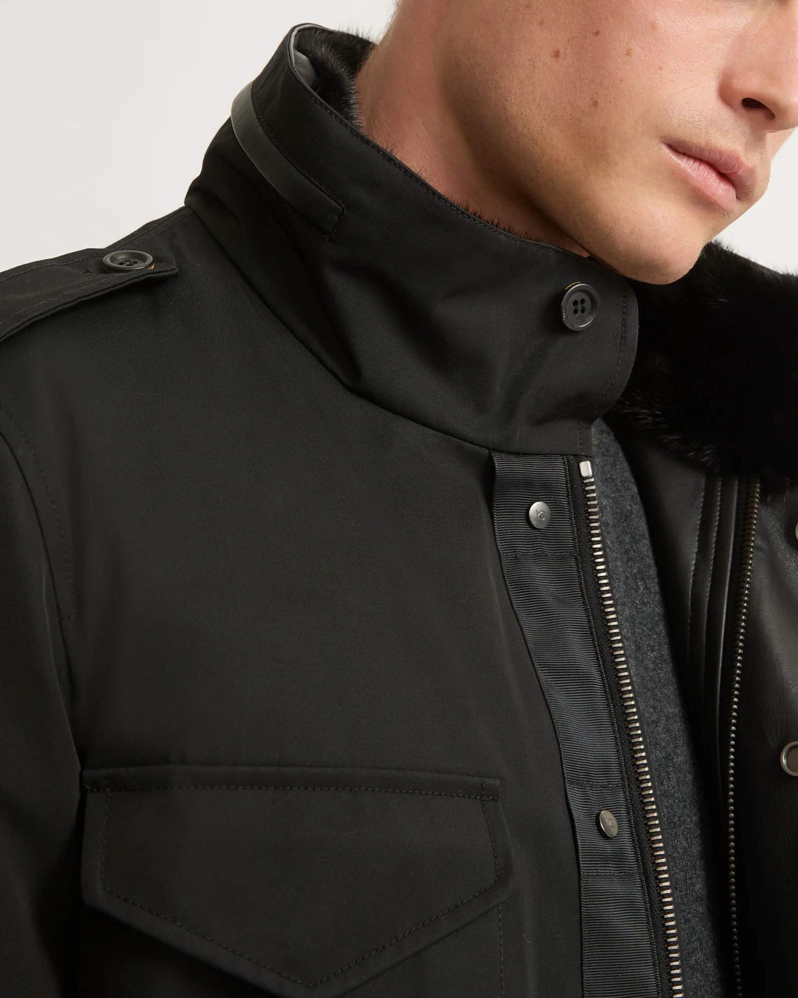 Veste style saharienne en gabardine technique imperméable avec col en fourrure de vison - Image 3