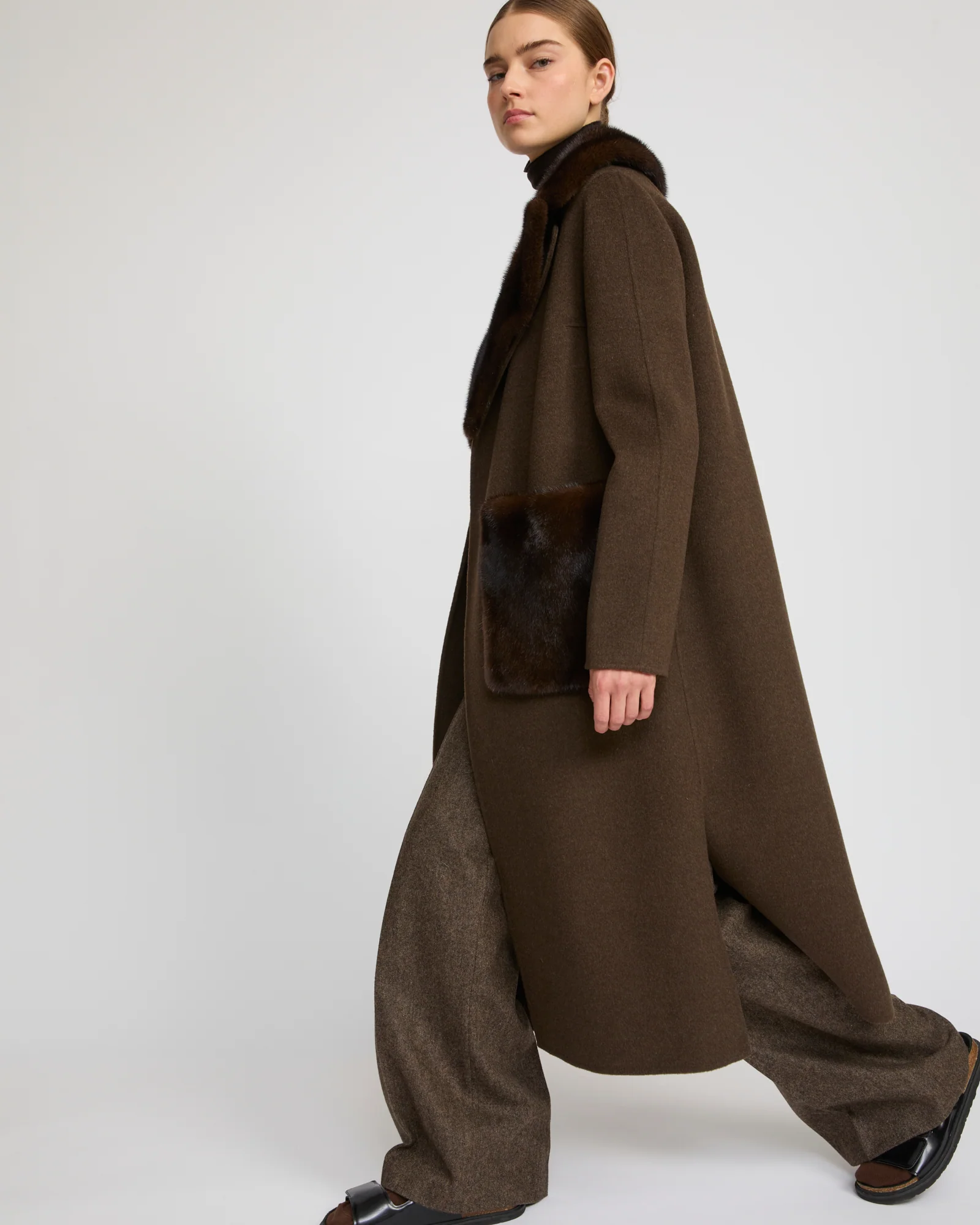 Manteau ceinturé en lainage cachemire avec col et sur-poches en fourrure de vison - Image 3