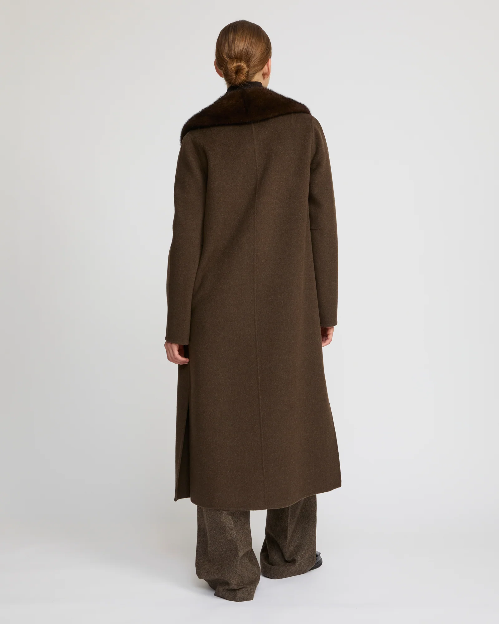 Manteau ceinturé en lainage cachemire avec col et sur-poches en fourrure de vison - Image 4