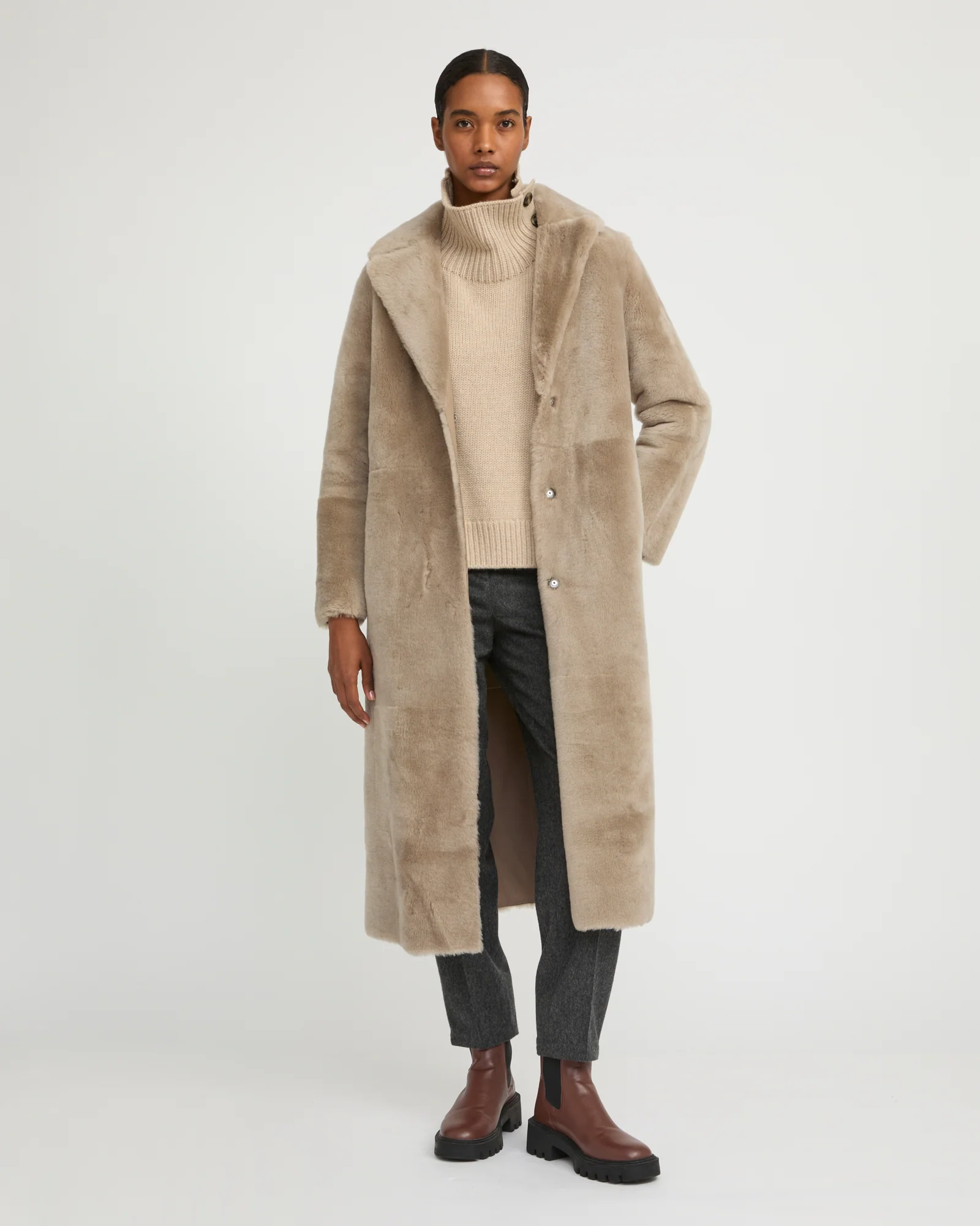 Manteau long ceinturé en peau lainée réversible - Image 4