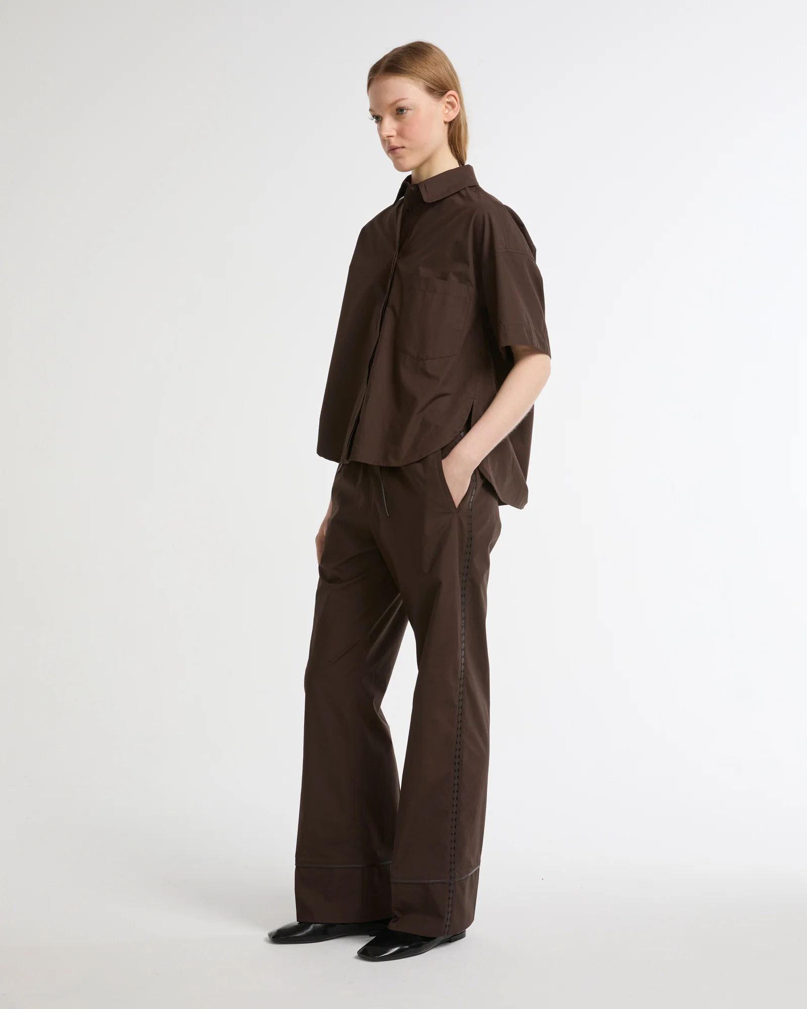 Pantalon ample en popeline de coton et détails cuirs