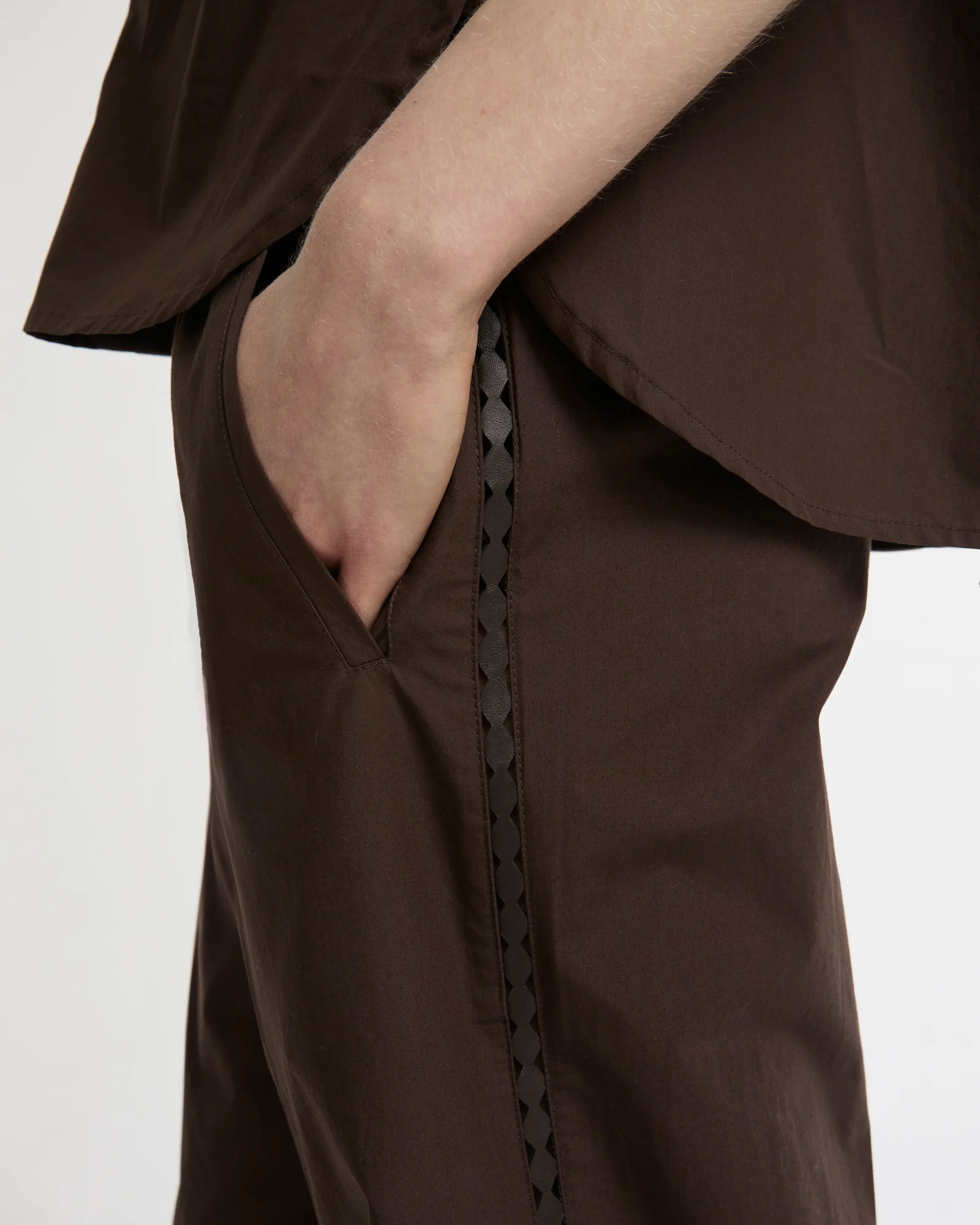 Pantalon ample en popeline de coton et détails cuirs - Image 2