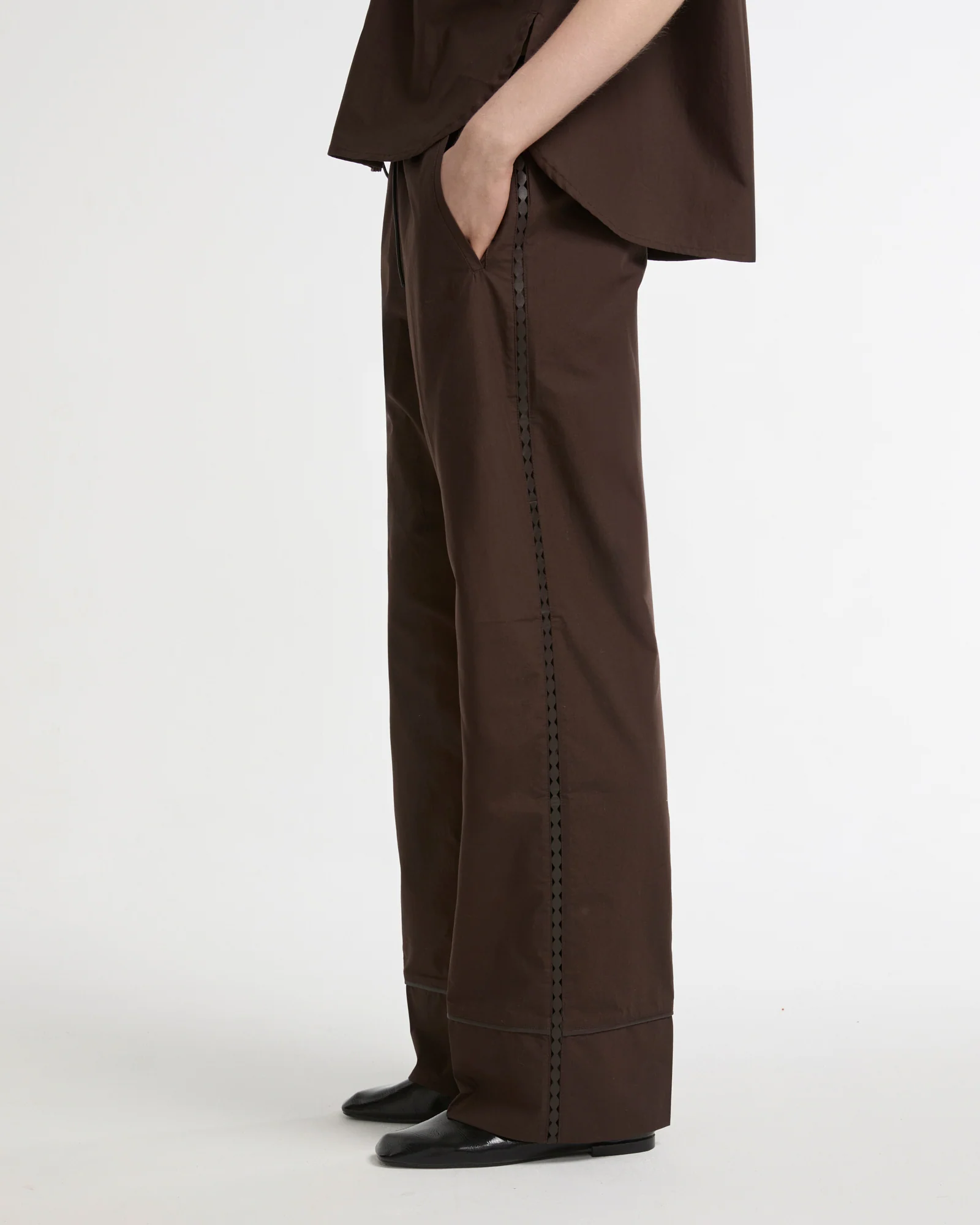 Pantalon ample en popeline de coton et détails cuirs - Image 3