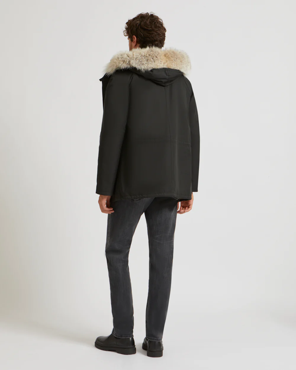 Parka iconique courte en coton technique avec fourrure de coyote et lapin - Image 4