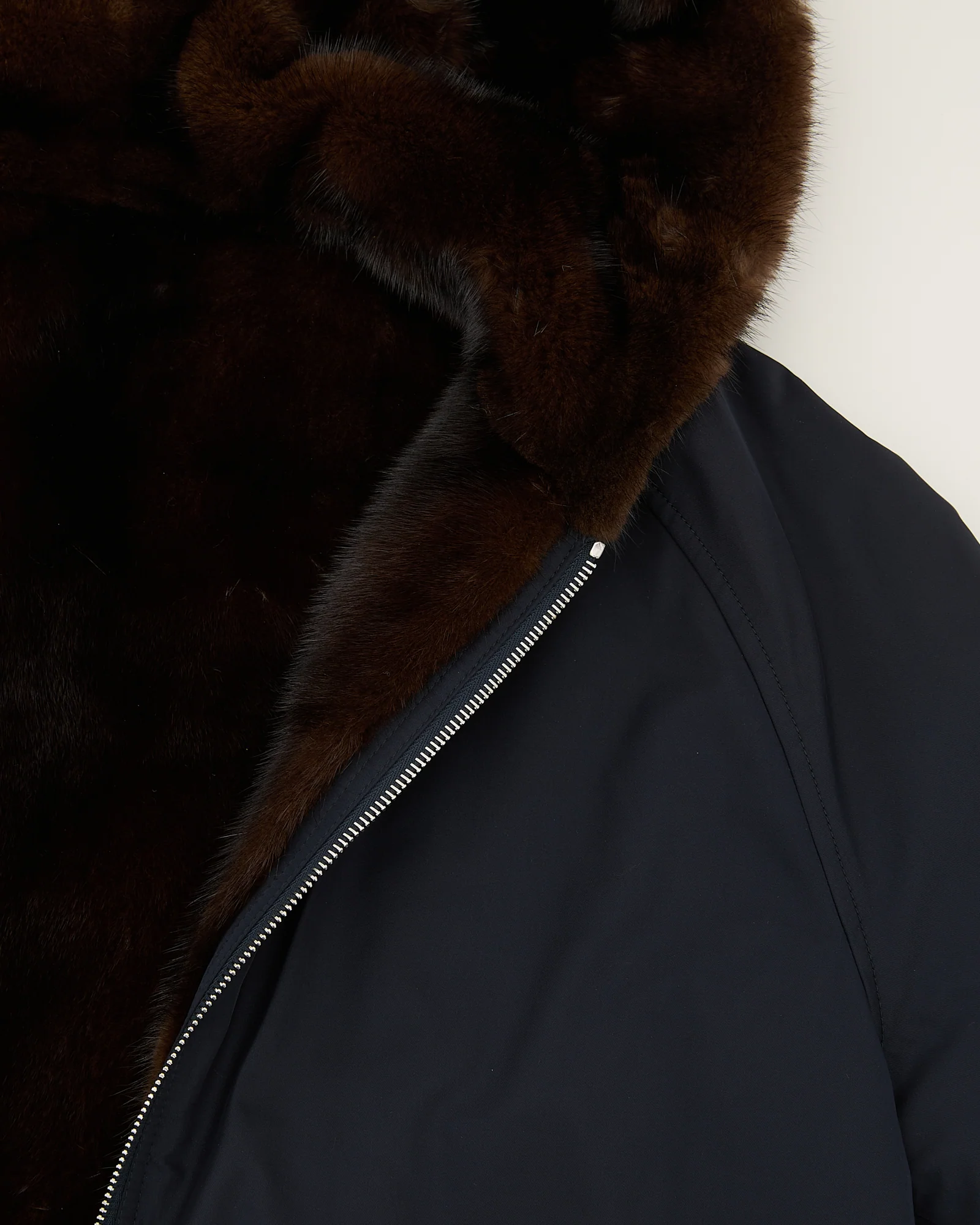 Parka courte en tissu technique réversible déperlant avec fourrure de vison - Image 9