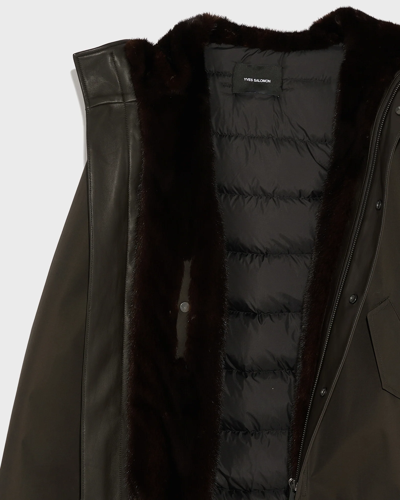 Parka fittée en gabardine technique imperméable et fourrure de vison - Image 8