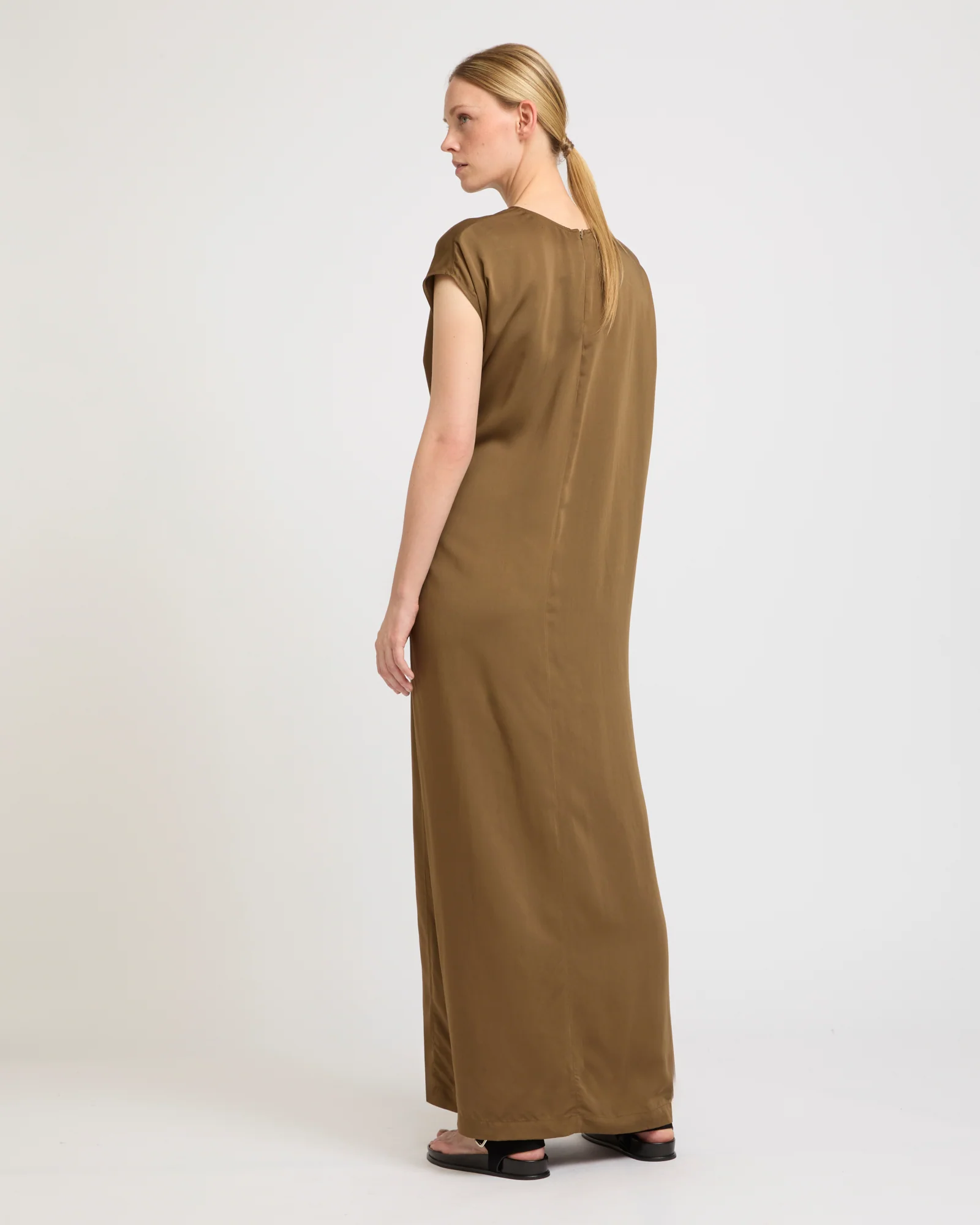 Robe asymétrique modulable en satin - Image 3