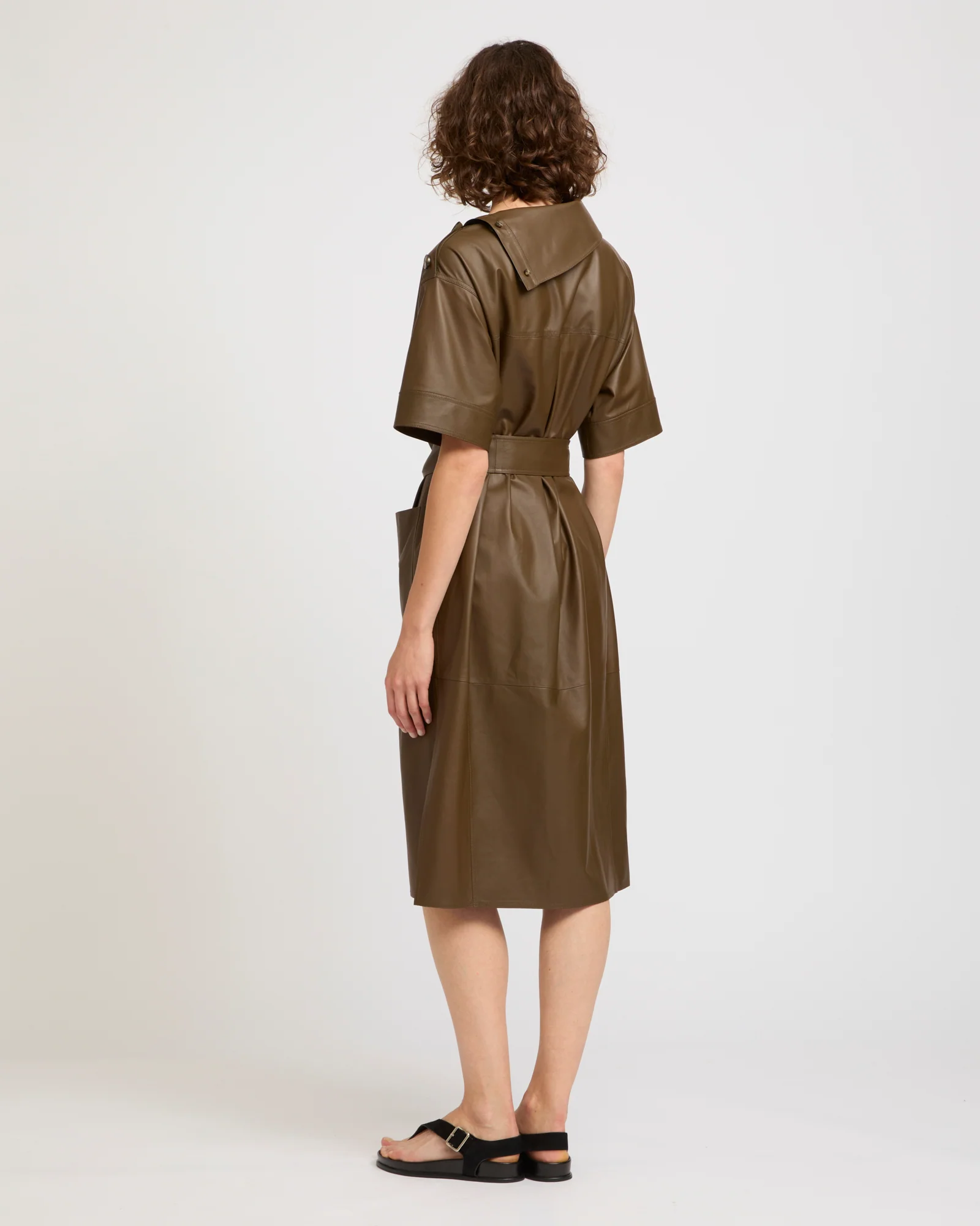 Robe ceinturée à col asymétrique en cuir - Image 3