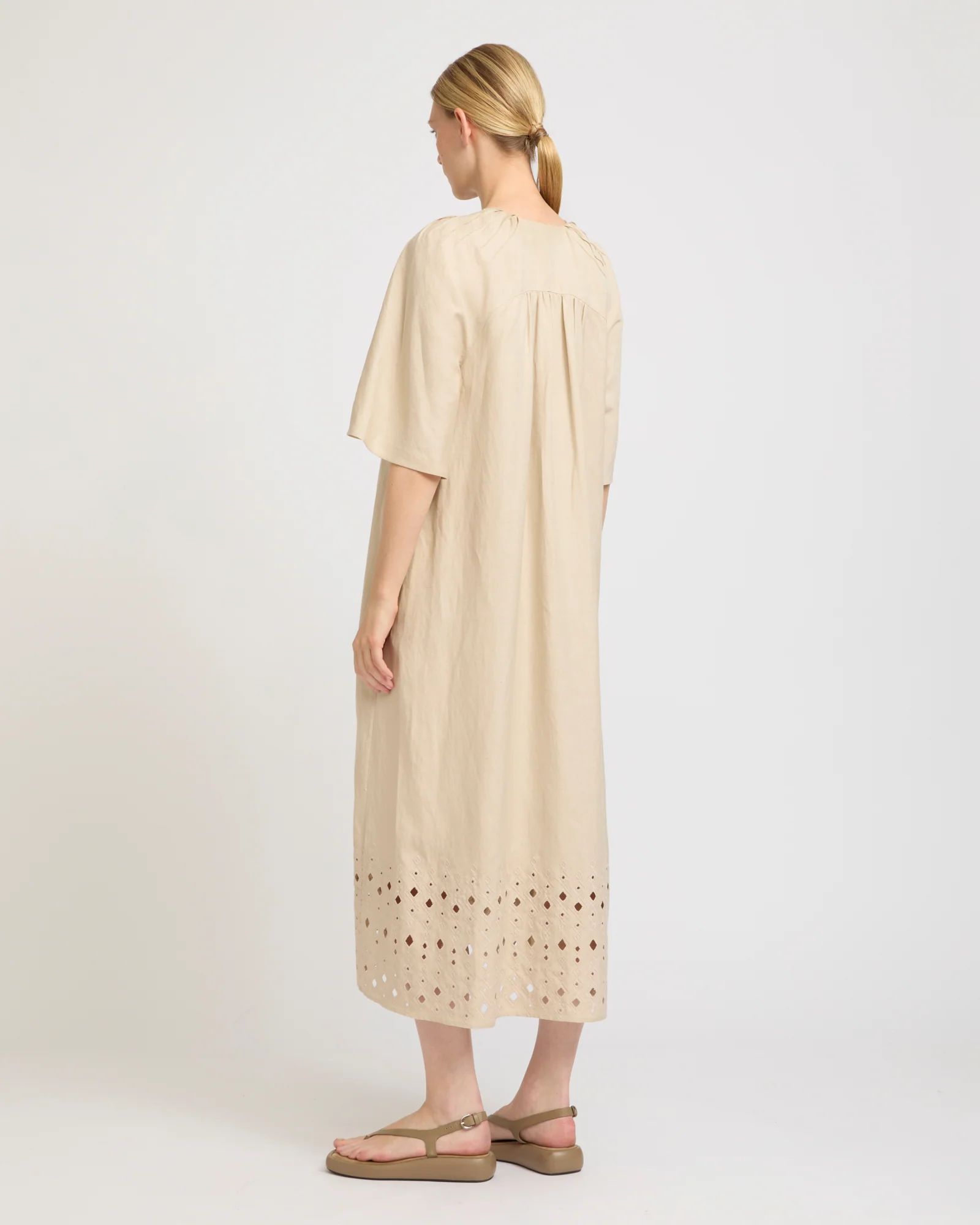 Robe fluide en lin brodé - Image 4