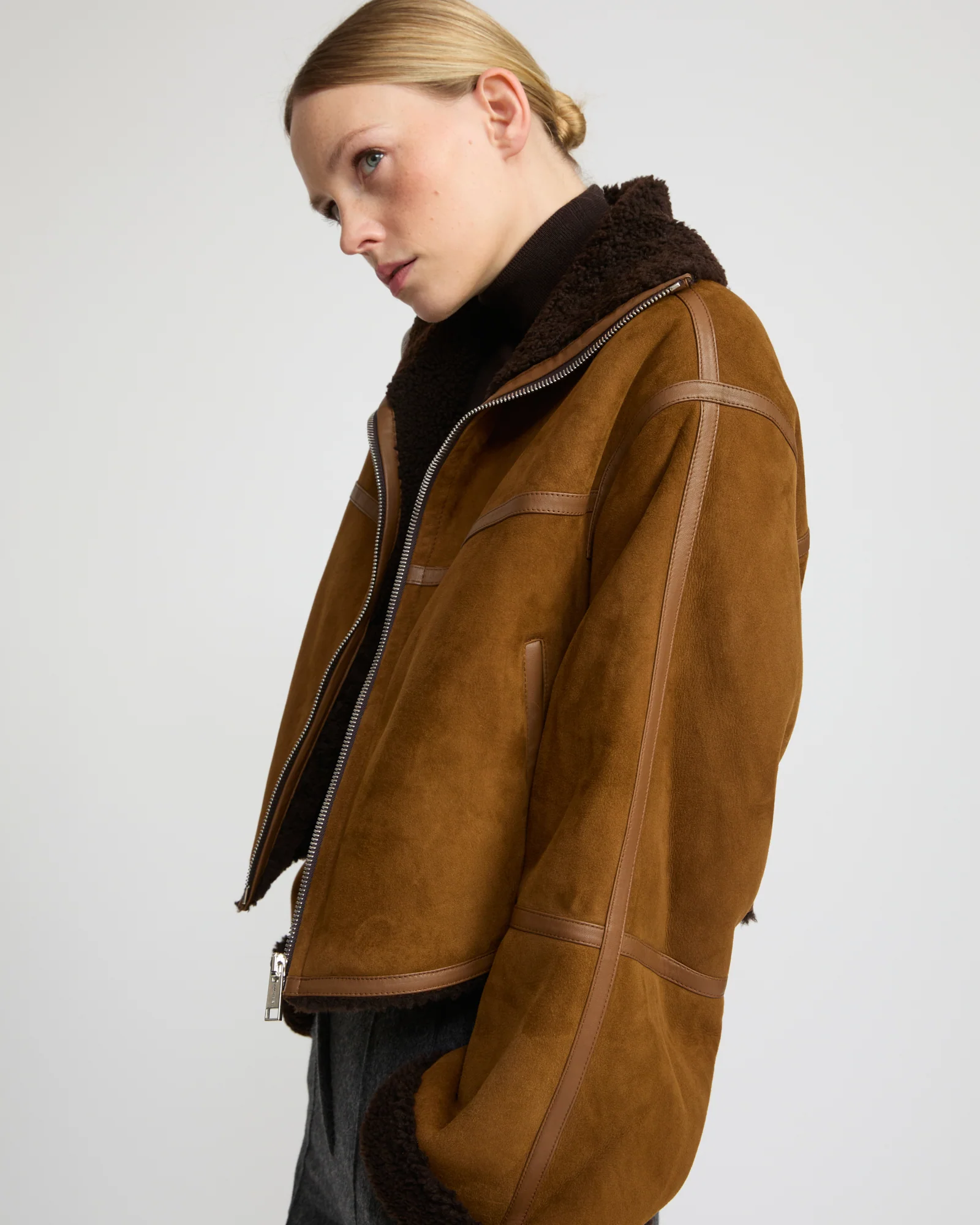 Veste croppée en agneau Mérinos suède - Image 3