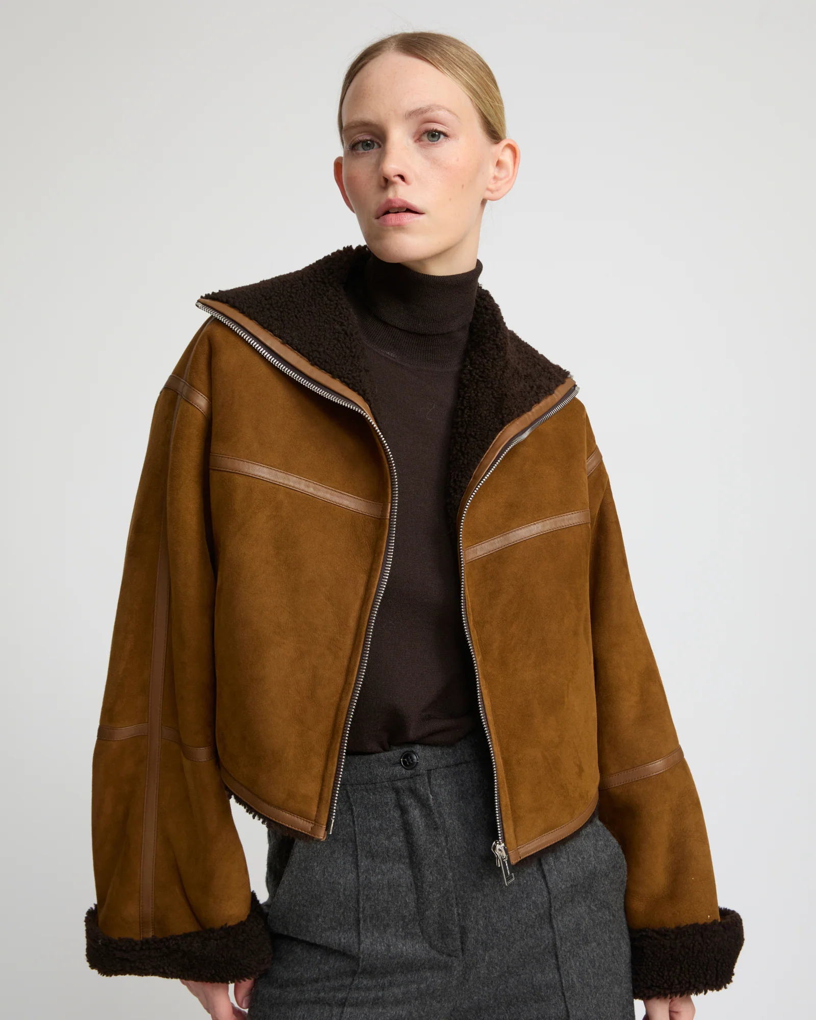 Veste croppée en agneau Mérinos suède - Image 4