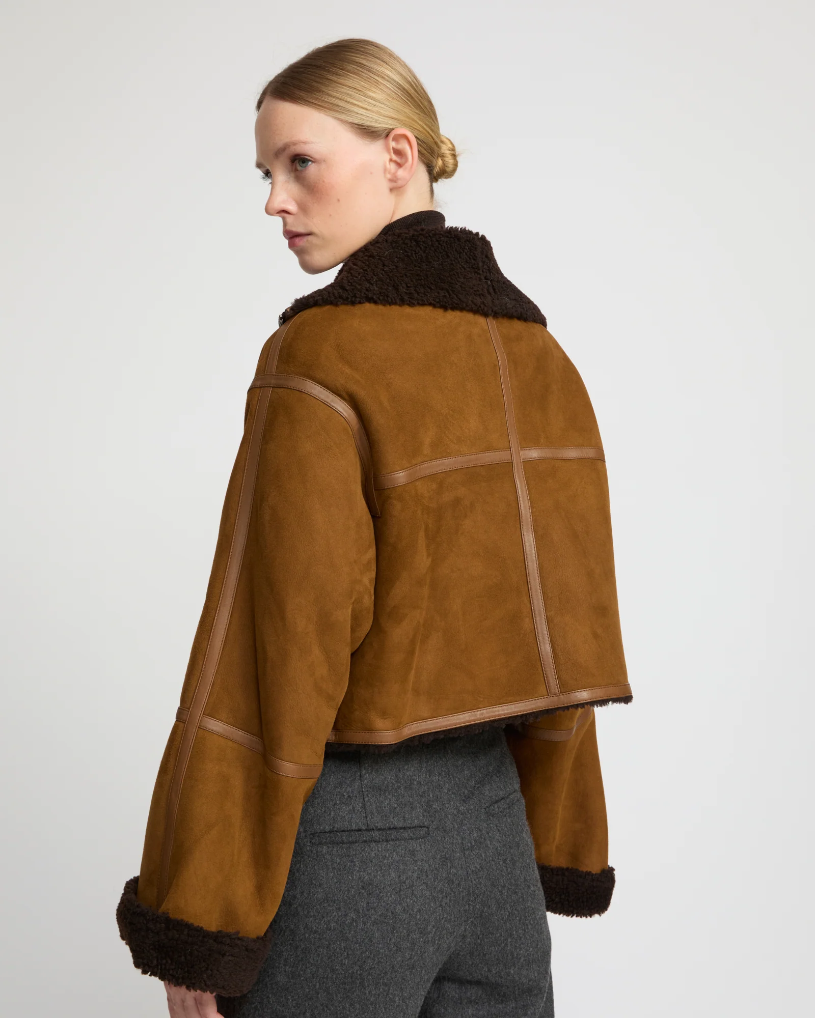 Veste croppée en agneau Mérinos suède - Image 5