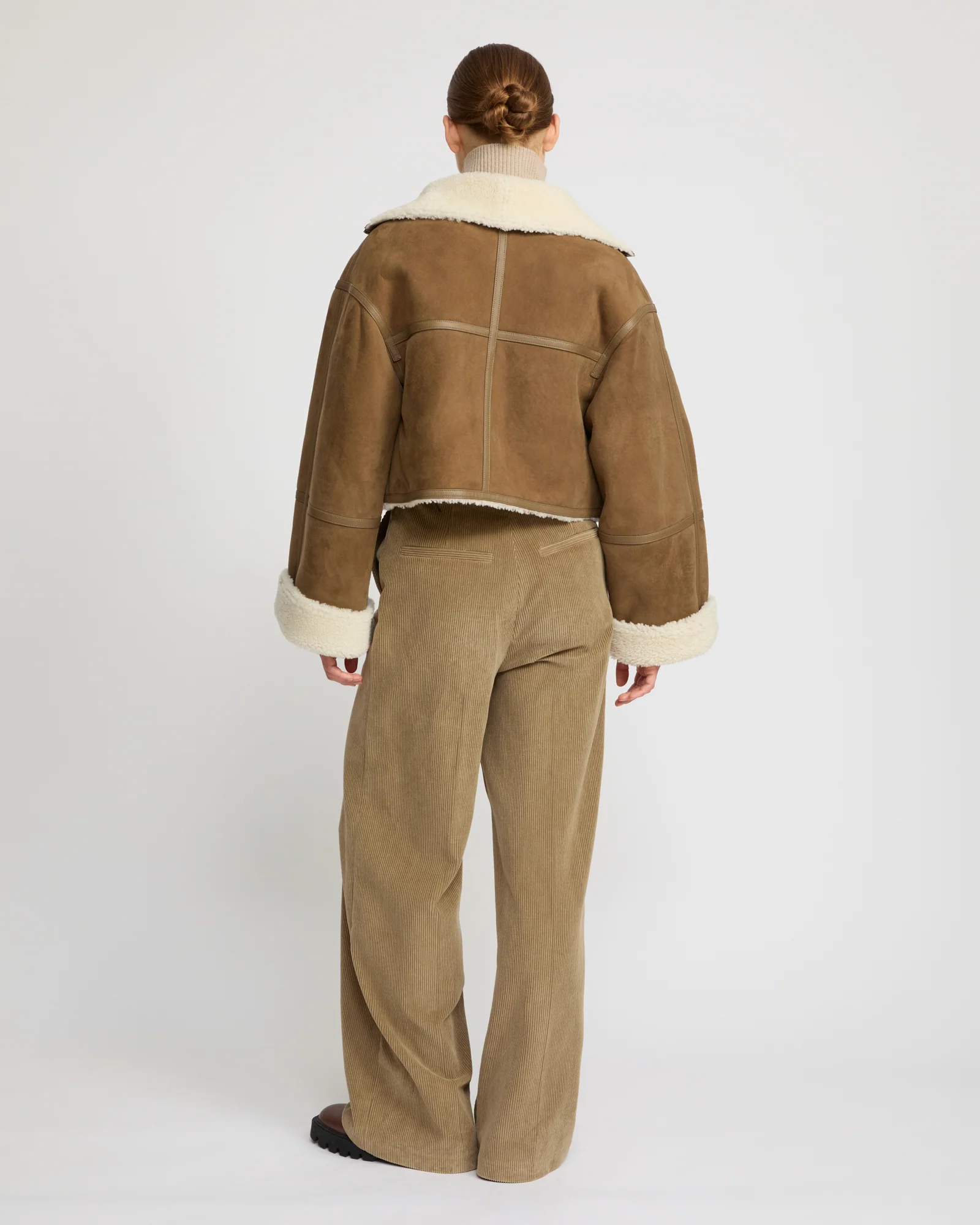 Veste croppée en agneau Mérinos suède - Image 6